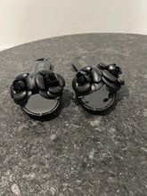 Load image into Gallery viewer, Black Flower Sandals
