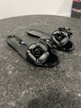Load image into Gallery viewer, Black Flower Sandals
