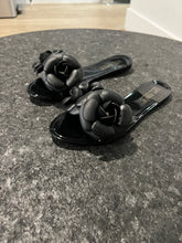 Load image into Gallery viewer, Black Flower Sandals
